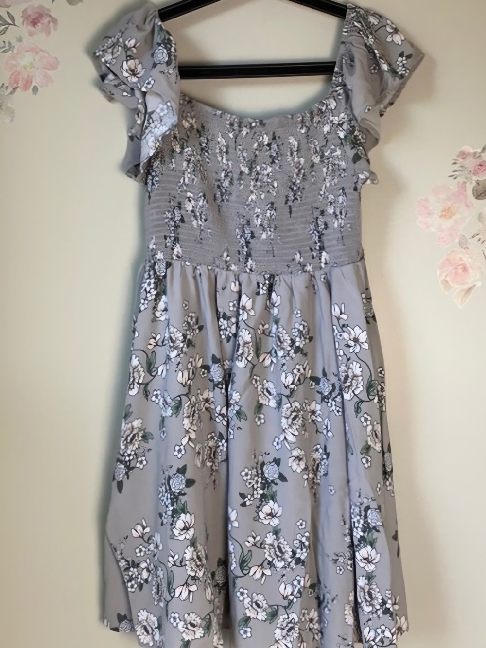 Torrid Gray Floral Smocked Dress. Short Ruffled Sleeves. Size 2xl